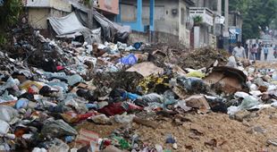 Infrastrukturen har brutt sammen i Les Cayes på Haiti, store hauger med søppel ligger rundt omkring.