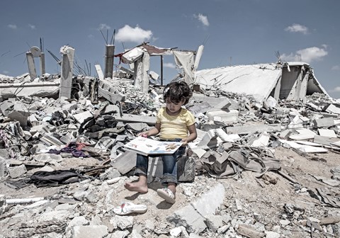 Gaza 12.09.2014: Jente med bok i ruinene i Khan Younis. Foto: Bjørn-Owe Holmberg
Gaza, Sept. 12, 2014: Girl with book in ruins in Khan Younis. Photo by B.O. Holmberg