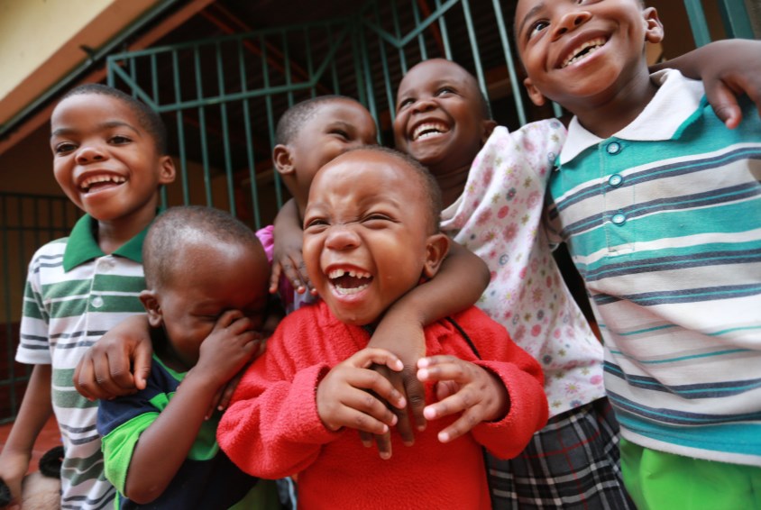 Store smil i denne vennegjengen i Bindura. Foto: Kaia Means