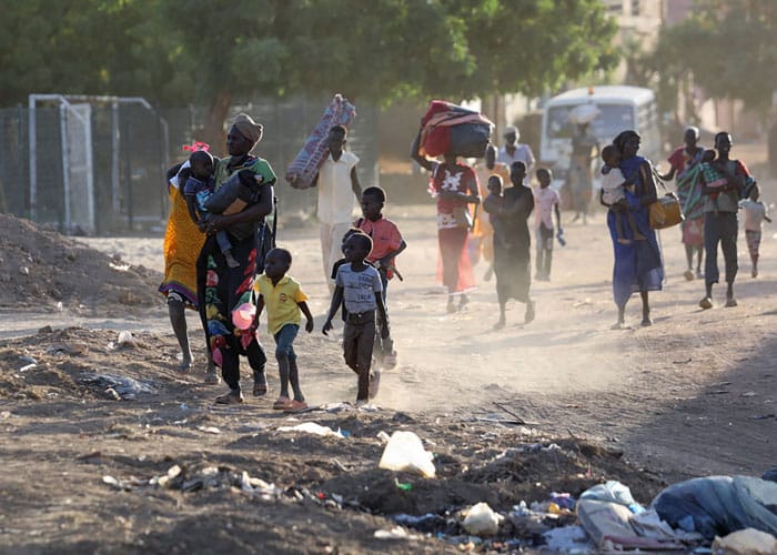 Barn og voksne flykter fra kampene i Sudan