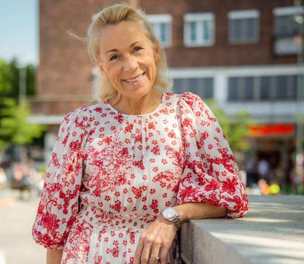 Advokat Marianne Blystad står og smiler. Foto: Schibsted