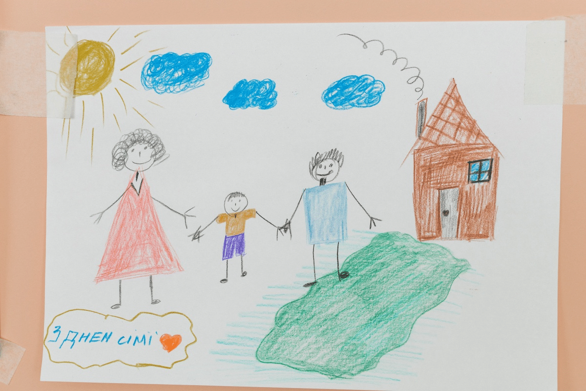 En barnetegning av mor, far, et barn og et hus. Foto: Borysova Kseniia
