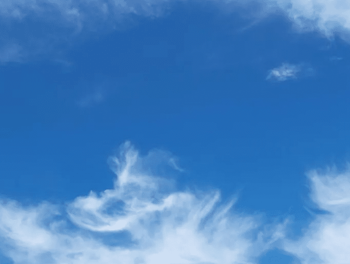 Bilde av en blå himmel med skyer. Foto: Pexels