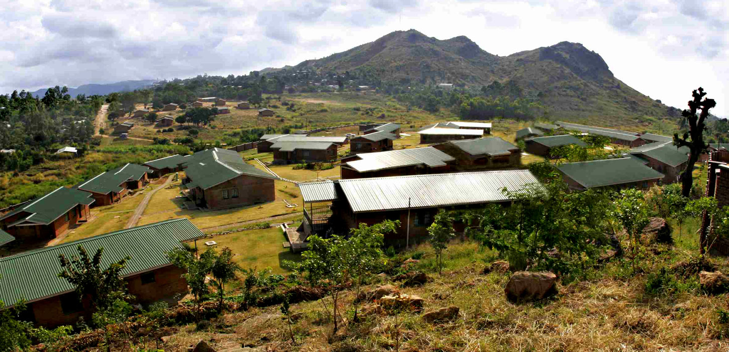 Oversikt over SOS-barnebyen i Blantyre. Den ligger i et fruktbart område, omgitt av høye grønne åser. Foto: Bjørn Owe Holmberg