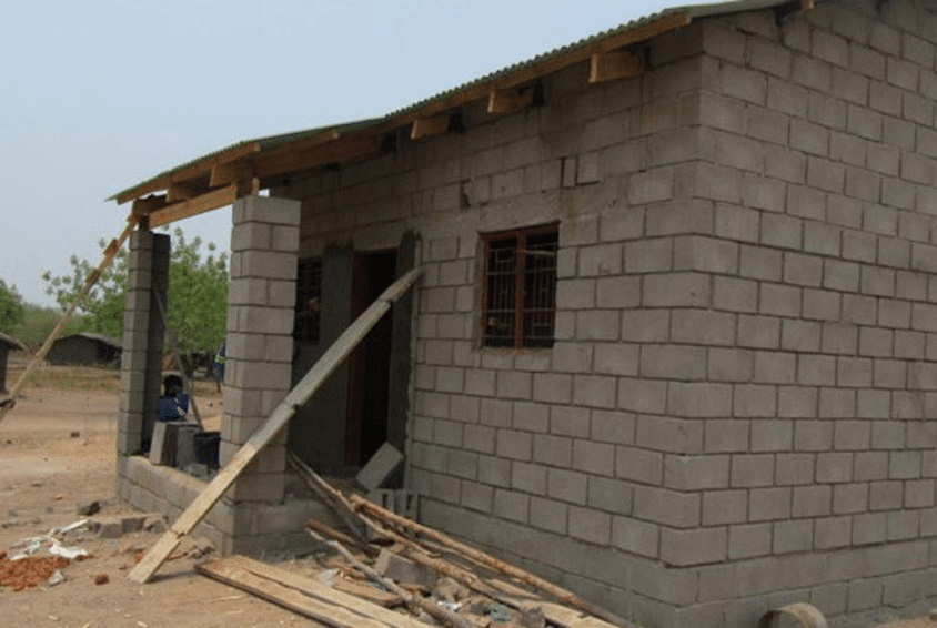 Bilde av et hus som blir bygget på en sikrere måte med mursetein. Foto: SOS-barnebyer
