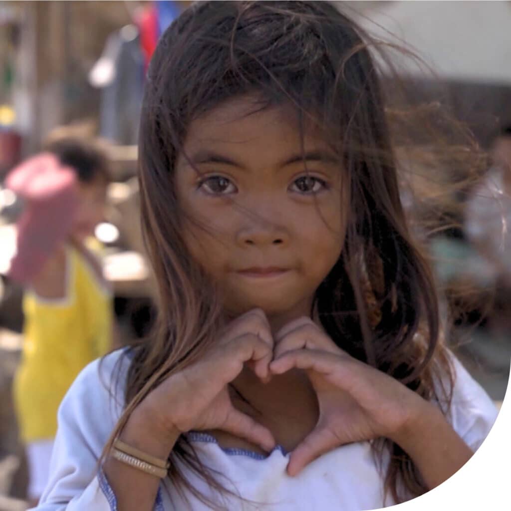 Jente fra Thailand som lager hjerte med hendene sine