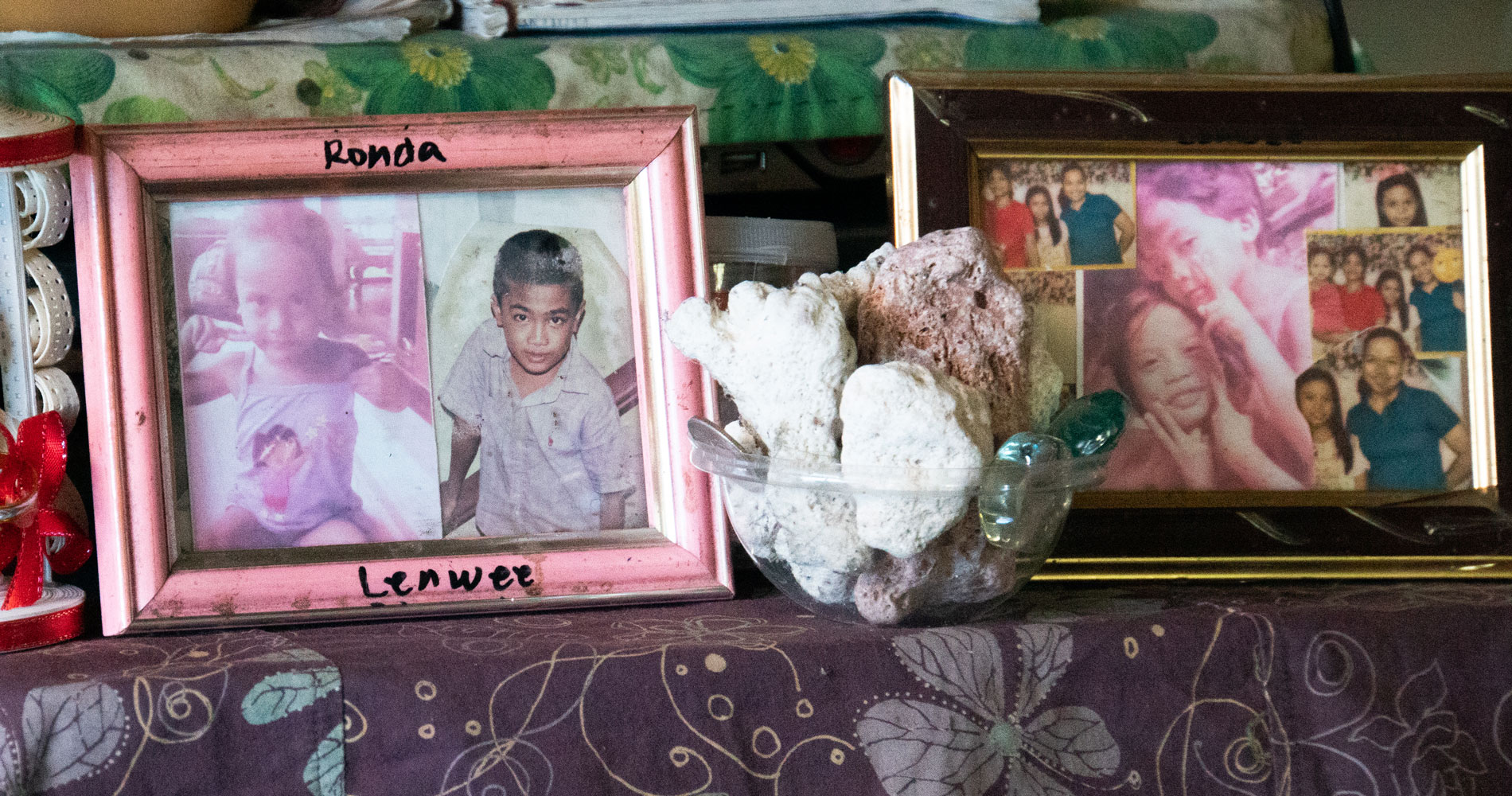 Bilder av barna som døde er plassert på en kommode med blomstrete lilla duk. Foto Kaia Means