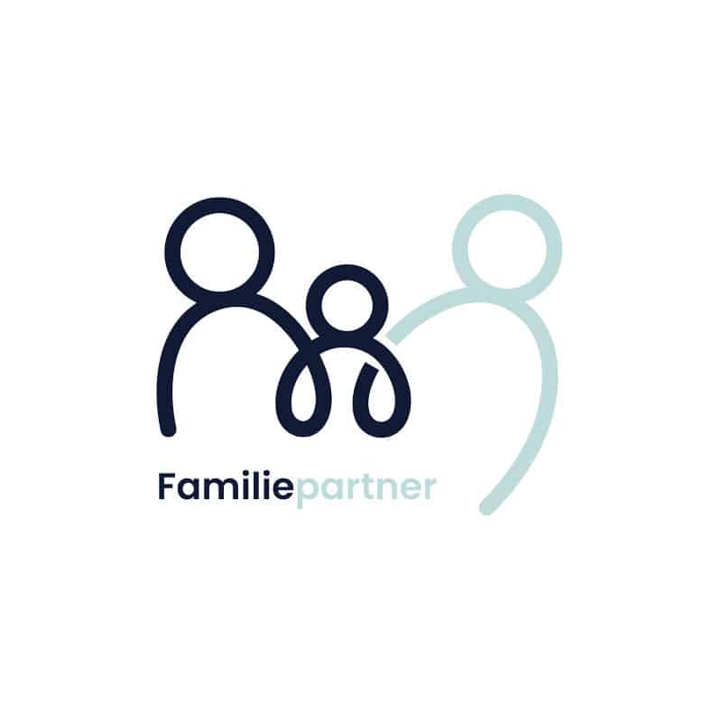 Banner med en strektegning av to foreldre og et barn i midten med teksten Familiepartner under.