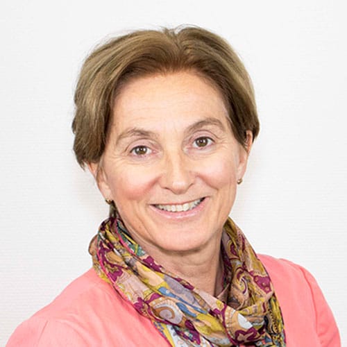 Marit Lambrecht 
Administrerende direktør Espira. Hun har blondt, kort hår, rosa genser og mønstrete skjerf. Foto Espira
