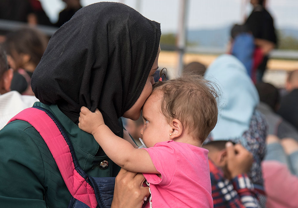 En mor og den lille babyen hennes i en flyktingleir. Illustrasjonsfoto Katerina Ilievska