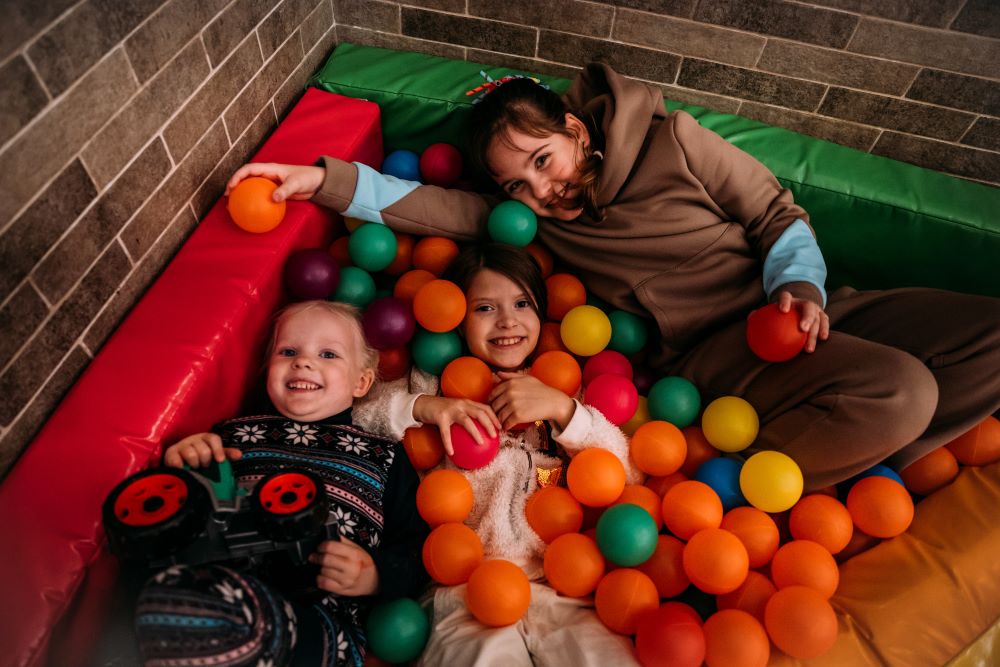 Barn leker i SOS-barnebyers sosialsenter i Ukraina. Foto Alea Horst
