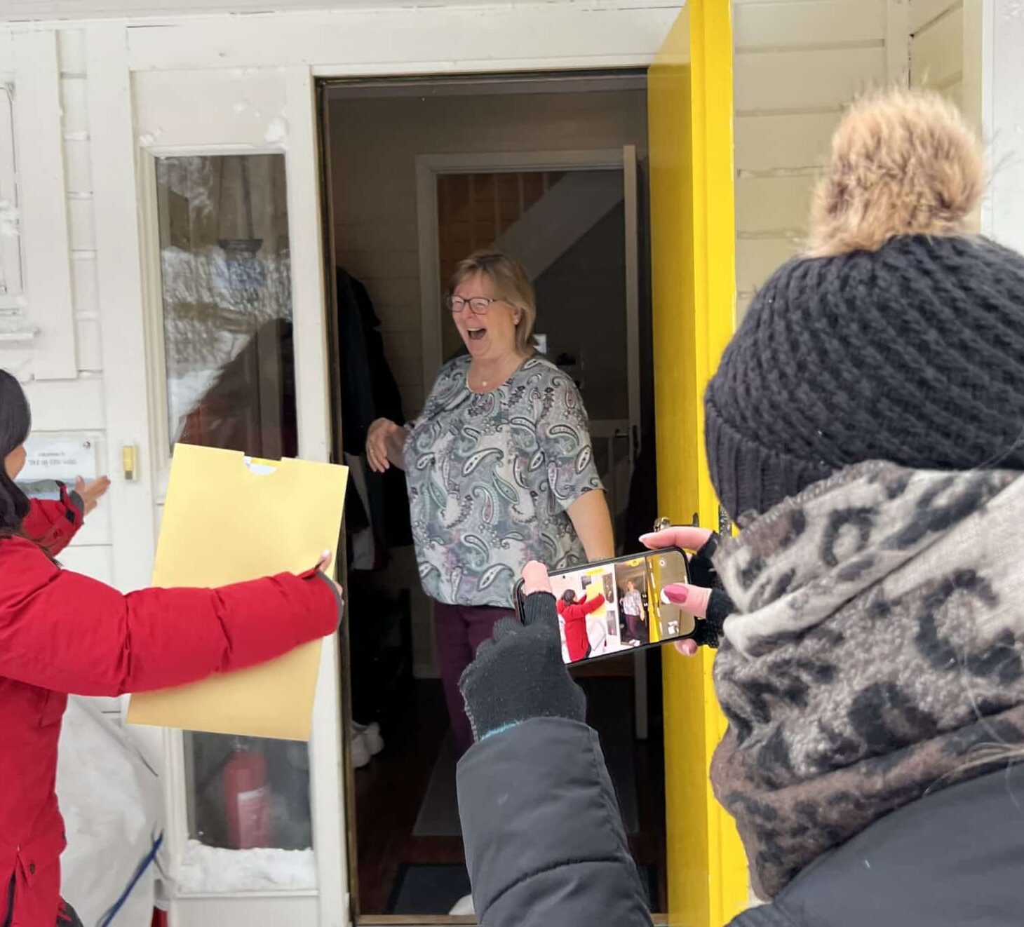 Rita Fevik mottar sjekken fra Postkodelotteriets ambassadør Jorun Stiansen.