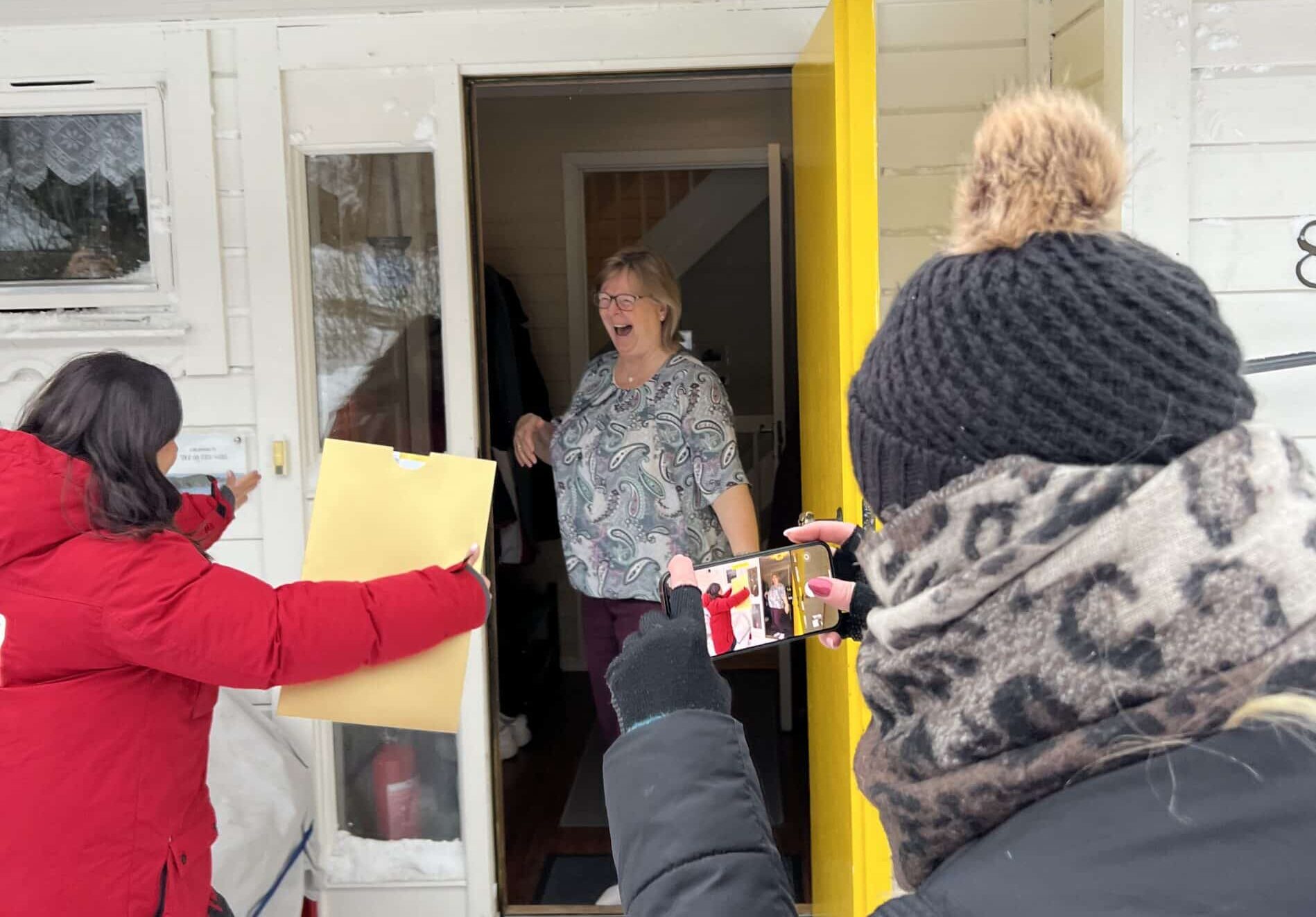 Rita Fevik mottar sjekken fra Postkodelotteriets ambassadør Jorun Stiansen.