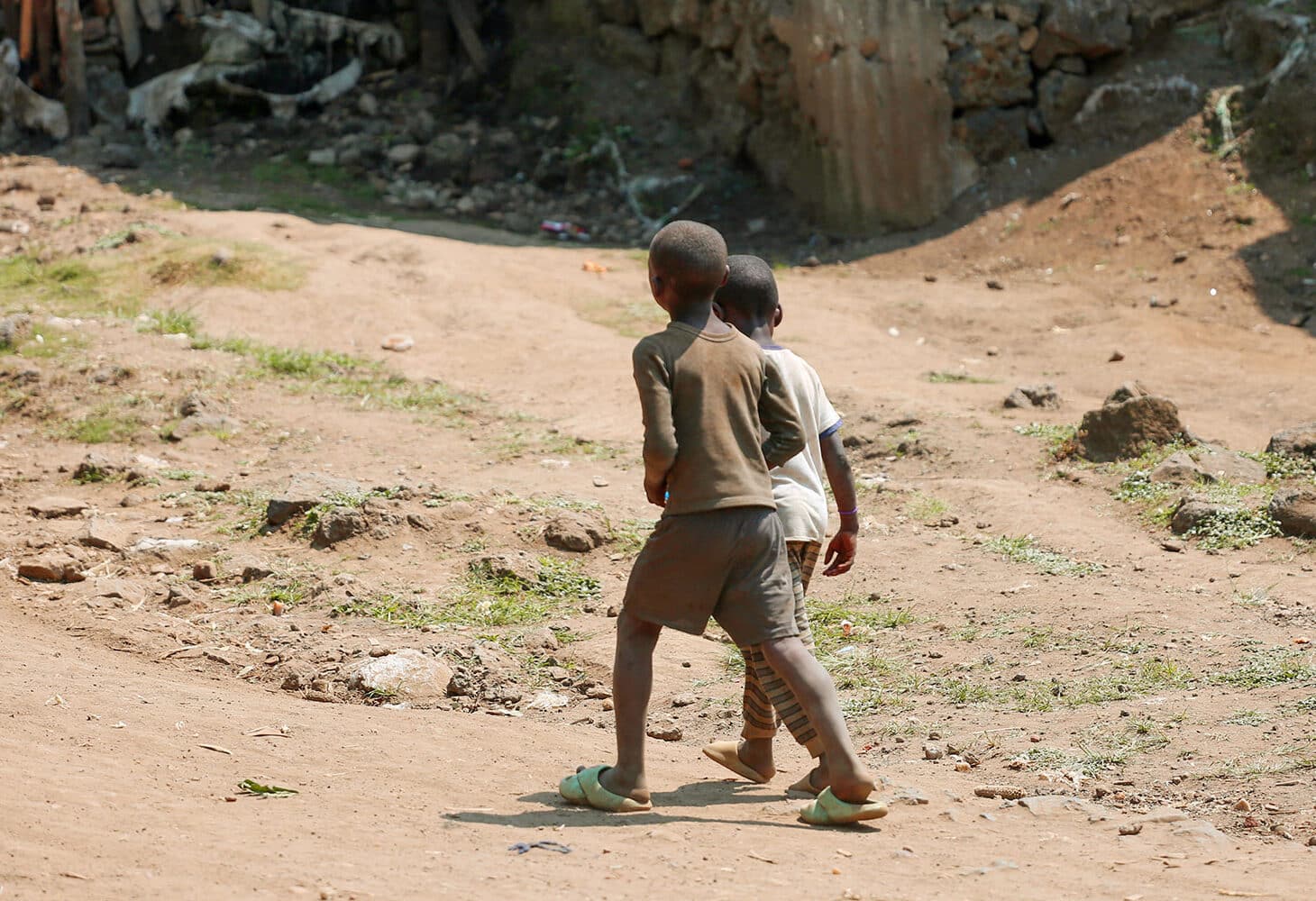 To gutter går på en grusete vei i Kicuiro-distriktet i Kigali. Foto: Olivier Rubibi