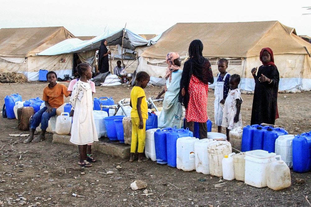 Internt fordrevne familier i Sudan venter på nødhjelp. Foto: AFP