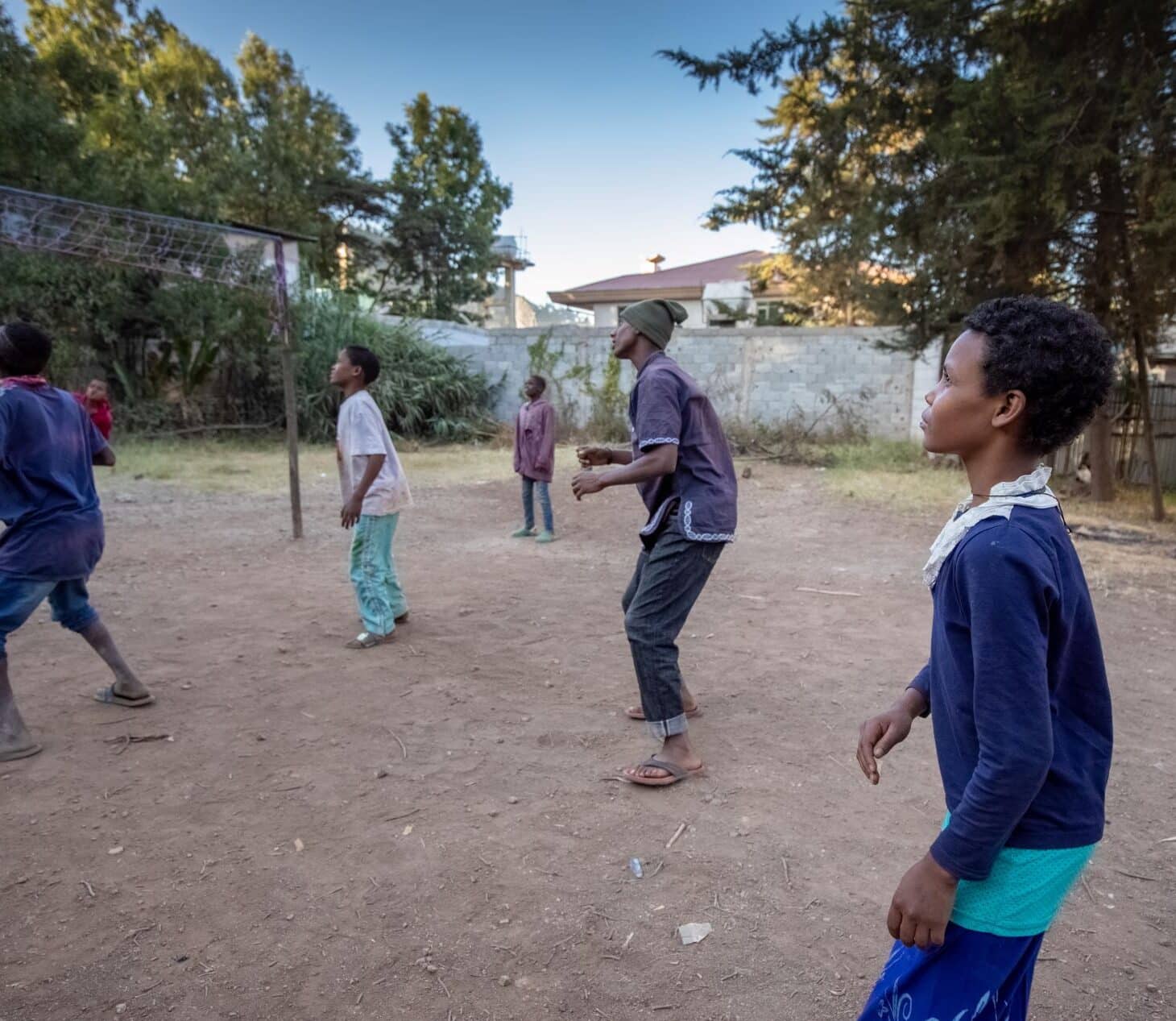 En gruppe barn og ungdom spiller basketball på rehabiliteringssenteret.