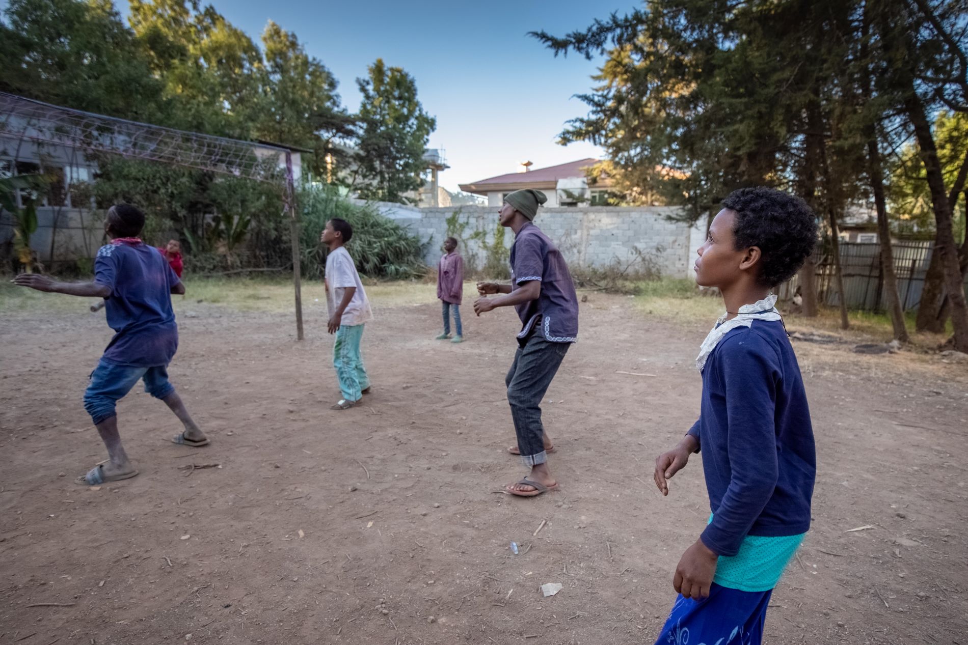 En gruppe barn og ungdom spiller basketball på rehabiliteringssenteret.