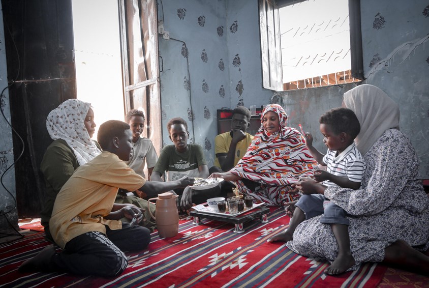 Malik sitter sammen med fosterfamilien sin. Foto: Ali Abdallah Al
