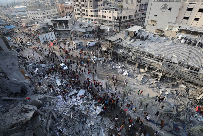 Bilde ovenfra av ødelagte bygninger og gater med mange mennesker. Foto: Salah Hosny